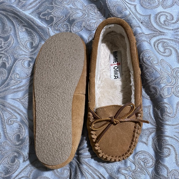 MINNETONKA SLIPPERS - Picture 2 of 2